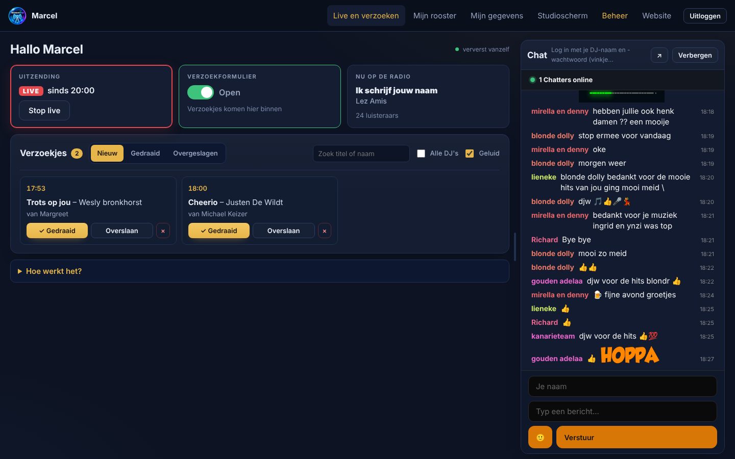 Het DJ-paneel: links de knop Ga live, het verzoekformulier en wat er nu draait, daaronder de verzoekjes; rechts de chat met luisteraars.